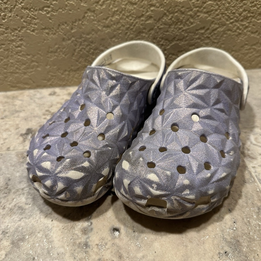 Crocs Metallic Purple Geometric Girls' Sparkly J3 (Big Kids) Sandals Slip On